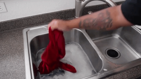 Démonstration du lavage du durag à la main