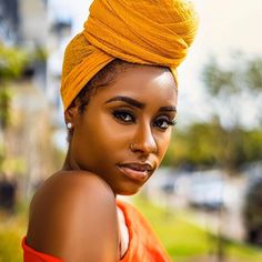 Portrait d'une femme noire portant un foulard de couleur jaune
