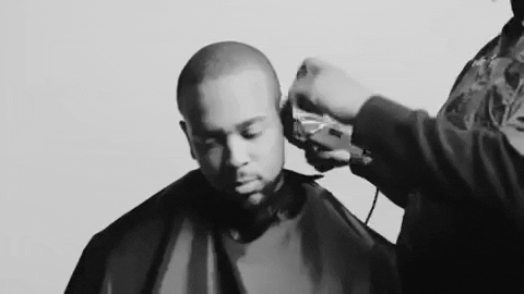 homme en train de se couper les cheveux pour commencer le processus d'obtention des 360 vagues (360 waves)