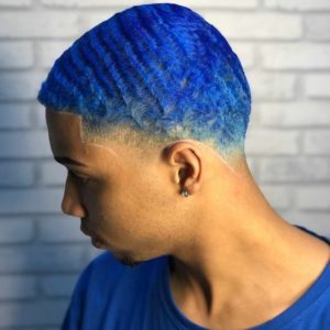 homme métisse avec une coloration des 360 waves en bleue