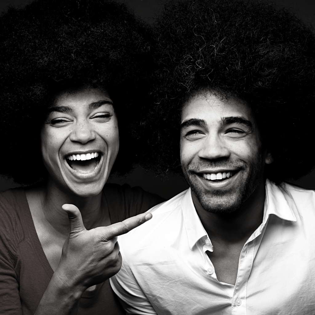 Coupe de cheveux appelé afro, porté par un couple noir