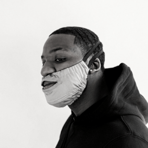 homme noir avec des 360 waves qui porte également un durag à barbe