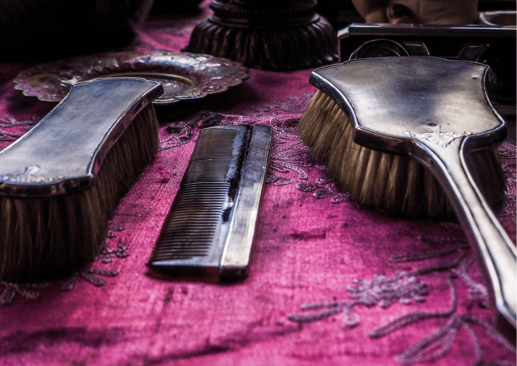 présentation de brosses à cheveux antiques